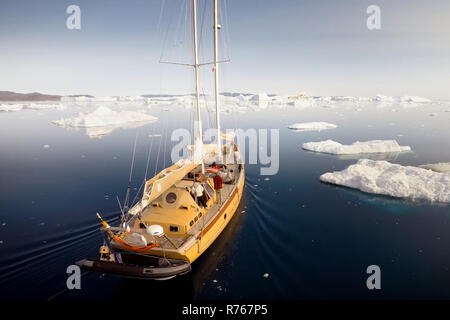 Das Schiff segelt unter die Eisberge in der Antarktis Stockfoto