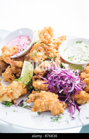 Gourmet calamari tempura Tintenfisch mit Tzatziki und eingelegte Rote Bete Sauce Stockfoto