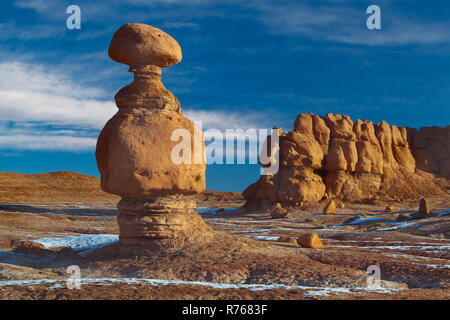 Pilz Deckgestein Hoodoo, Goblin Valley State Park, Green River, Utah Stockfoto