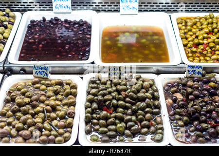 Gemischte Oliven Snacks in Markt Anzeige Fächer Barcelona Spanien Stockfoto