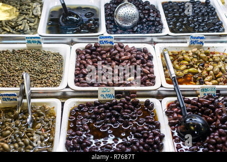 Gemischte Oliven Snacks in Markt Anzeige Fächer Barcelona Spanien Stockfoto