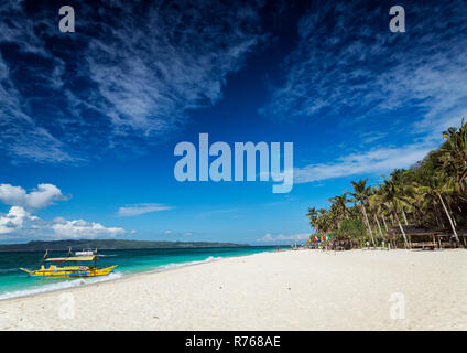 Traditionelle philippinische Fähre Taxi Tour boote Puka Shell Beach Boracay Philippinen Stockfoto