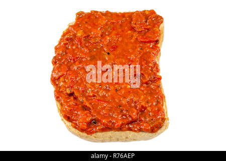 Traditionelle bulgarische relish Lutenica genannt. Verbreitung auf einer Scheibe Weißbrot. Stockfoto