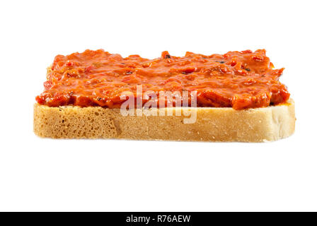 Traditionelle bulgarische relish Lutenica genannt. Verbreitung auf einer Scheibe Weißbrot. Stockfoto