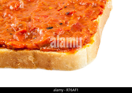 Traditionelle bulgarische relish Lutenica genannt. Verbreitung auf einer Scheibe Weißbrot. Stockfoto