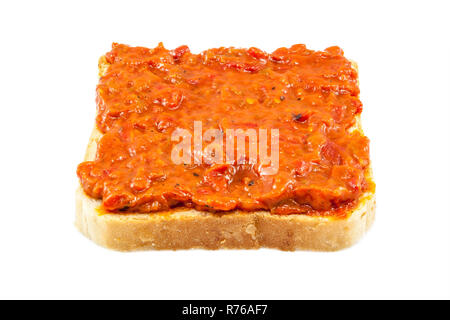 Traditionelle bulgarische relish Lutenica genannt. Verbreitung auf einer Scheibe Weißbrot. Stockfoto