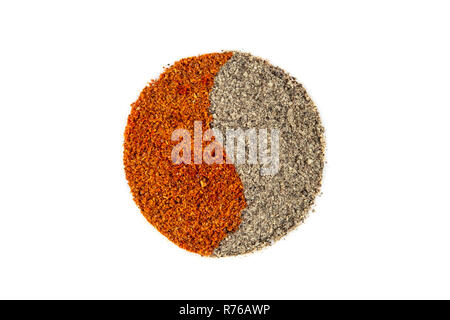 Yin und Yang simbol aus roten und schwarzen Pfeffer Stockfoto