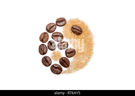 Yin und Yang Symbol aus Kaffeebohnen und brauner Zucker Stockfoto