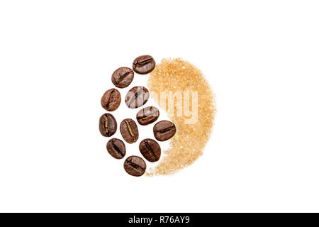 Yin und Yang Symbol aus Kaffeebohnen und brauner Zucker Stockfoto