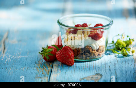 Joghurt und Müsli, Berry Smoothie Schüssel Frühstück Stockfoto