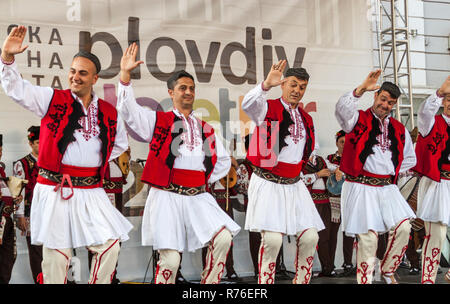 PLOVDIV, Bulgarien - August 06, 2015 - 21 - St internationale Folklore Festival in Plovdiv, Bulgarien. Die folklore gruppe aus Bulgarien gekleidet in traditio Stockfoto