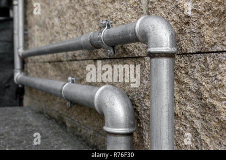 Gasleitungen einer Heizungsanlage Stockfoto