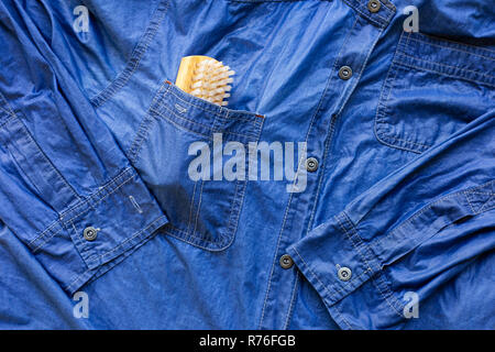 Nasse Jeans Hemd, Tanken und Waschen. Stockfoto