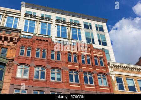 Washington DC Gebäude, das Nebeneinander von verschiedenen Stilen in die städtische Architektur. Schöne Gebäude unter einem blauen Himmel mit cumulus Wolken in der US-Hauptstadt Stockfoto