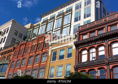 Städtische moderne und historische Architektur von Washington DC, USA. Das Nebeneinander von verschiedenen Stilen in Stadt Architektur in der US-Hauptstadt. Stockfoto