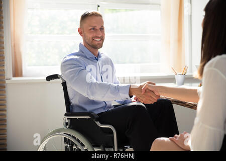 Deaktiviert Geschäftsmann zitternden Hand mit seinem Partner Stockfoto