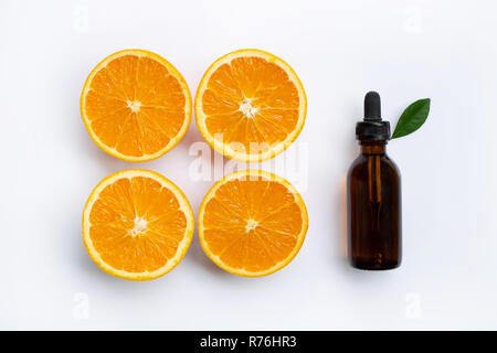 Ätherisches Öl mit Orangenscheiben isoliert auf weißem Stockfoto