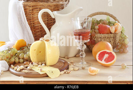 Obstwein mit Käse Stockfoto