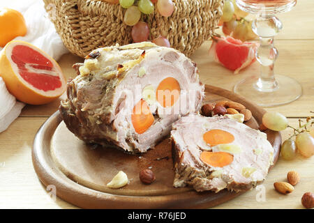 Gebackener Schinken mit weissen Wein und Obst Stockfoto