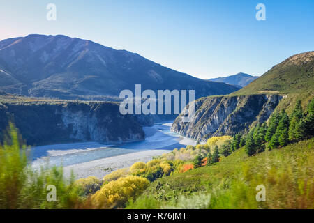 Berge Canyon und Flusslandschaft in Neuseeland Stockfoto