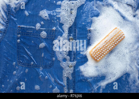 Nasse Jeans Hemd, Tanken und Waschen. Stockfoto