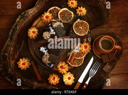 Natumort mit Torus und kurabie Cookies Stockfoto
