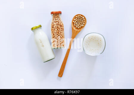 Soja Milch und Soja auf weißem Hintergrund. Stockfoto