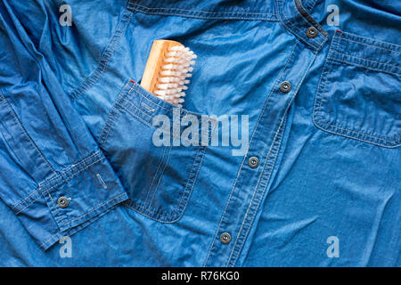 Nasse Jeans Hemd, Tanken und Waschen. Stockfoto