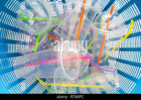 Plastik Becher mit Pailletten in Papierkorb. Stockfoto