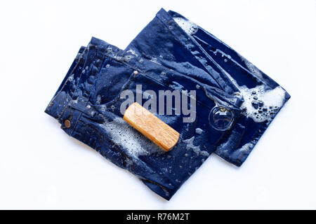 Nasse Jeans, Tanken und Waschen, mit einem Tuch Bürste. Stockfoto