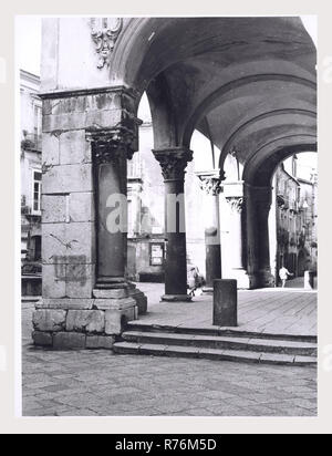 Kampanien Benevento Sant'Agata de' Goten Kathedrale, das ist mein Italien, die italienische Land der visuellen Geschichte, mittelalterliche Architektur und bauskulptur 10. bis 12. Jahrhundert Fresken aus dem 14. Jahrhundert Weihwasserbecken. Post - Mittelalterliche barocke Ergänzungen zu außen- und komplette Umgestaltung des Innenraums, einschließlich der umfangreichen Stuckarbeiten kunstvoll geschnitzten Chorgestühl aus dem 17. Jahrhundert Gemälde auf Leinwand tesselliert Pflaster Skulptur Inschrift Kruzifix Antiquitäten korinthischen Säulen in der Vorhalle und Krypta wiederverwendet Stockfoto