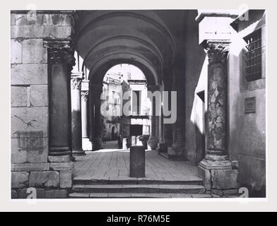 Kampanien Benevento Sant'Agata de' Goten Kathedrale, das ist mein Italien, die italienische Land der visuellen Geschichte, mittelalterliche Architektur und bauskulptur 10. bis 12. Jahrhundert Fresken aus dem 14. Jahrhundert Weihwasserbecken. Post - Mittelalterliche barocke Ergänzungen zu außen- und komplette Umgestaltung des Innenraums, einschließlich der umfangreichen Stuckarbeiten kunstvoll geschnitzten Chorgestühl aus dem 17. Jahrhundert Gemälde auf Leinwand tesselliert Pflaster Skulptur Inschrift Kruzifix Antiquitäten korinthischen Säulen in der Vorhalle und Krypta wiederverwendet Stockfoto