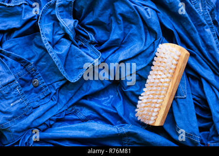 Nasse Jeans Hemd, Tanken und Waschen. Stockfoto