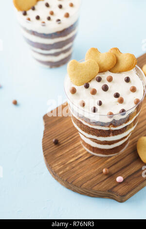 Honig Schokolade kleinigkeit Kuchen im Glas. Valentinstag Süßigkeiten. Stockfoto