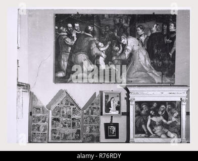 Umbrien Perugia Trevi-Brunnen Palazzo Communale, Pinacoteca, dies ist mein Italien, die italienische Land der Geschichte, Ansichten des 15. Jahrhunderts Fassade des Palazzo Communale und der Piazza Mazzini. Blick auf die feine Sammlung der umbrischen Malerei, Skulptur, Metallverarbeitung und Deruta Majolika in der Pinacoteca. Besonders hervorzuheben ist die Skulpturengruppe, die ein ausgezeichnetes Beispiel der großen Bildhauer aus dem 19. Jahrhundert Cesare Aureli. Die Fotos zeigen auch die Umbrischen encycolpedic Sammlung von Gemälden aus dem 14. und 16. Jahrhundert markiert durch die Werke von Giovanni Spagna, Giusto di Grand und Pinturricchio Stockfoto