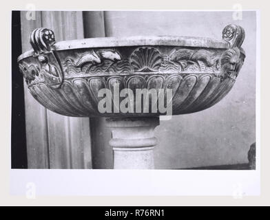 Umbrien Perugia Trevi-Brunnen Palazzo Communale, Pinacoteca, dies ist mein Italien, die italienische Land der Geschichte, Ansichten des 15. Jahrhunderts Fassade des Palazzo Communale und der Piazza Mazzini. Blick auf die feine Sammlung der umbrischen Malerei, Skulptur, Metallverarbeitung und Deruta Majolika in der Pinacoteca. Besonders hervorzuheben ist die Skulpturengruppe, die ein ausgezeichnetes Beispiel der großen Bildhauer aus dem 19. Jahrhundert Cesare Aureli. Die Fotos zeigen auch die Umbrischen encycolpedic Sammlung von Gemälden aus dem 14. und 16. Jahrhundert markiert durch die Werke von Giovanni Spagna, Giusto di Grand und Pinturricchio Stockfoto