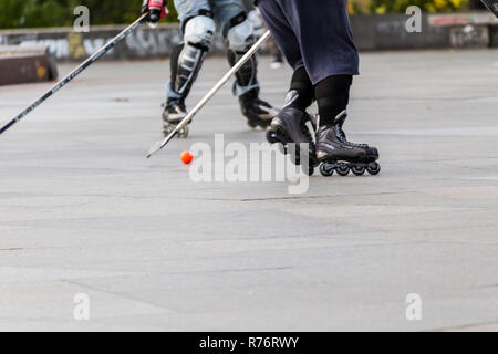 Prag, tschechische Republik - 12. Oktober 2017 - Low Angle View von Menschen spielen Street Hockey in Letna Park in Prag, Tschechische Republik. Stockfoto