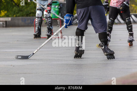 Prag, tschechische Republik - 12. Oktober 2017 - Low Angle View von Menschen spielen Street Hockey in Letna Park in Prag, Tschechische Republik. Stockfoto