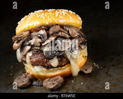 Rustikale amerikanischen Pilz Käse Hamburger Stockfoto