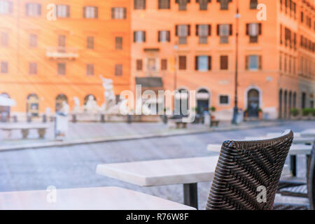 Leere Tische in der Sonne auf der Piazza Navona in Rom Stockfoto