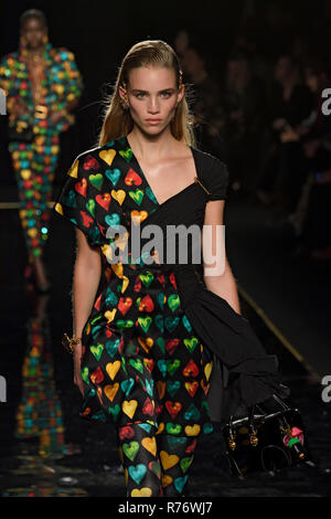 NEW YORK, NY - Dezember 02: Modell Rebecca Leigh Longendyke geht der Start- und Landebahn an der Versace Pre-Fall 2019 Sammlung an der American Stock Exchange auf Stockfoto