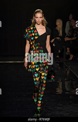 NEW YORK, NY - Dezember 02: Modell Rebecca Leigh Longendyke geht der Start- und Landebahn an der Versace Pre-Fall 2019 Sammlung an der American Stock Exchange auf Stockfoto