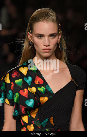 NEW YORK, NY - Dezember 02: Modell Rebecca Leigh Longendyke geht der Start- und Landebahn an der Versace Pre-Fall 2019 Sammlung an der American Stock Exchange auf Stockfoto