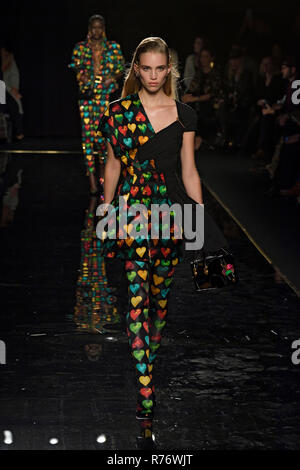 NEW YORK, NY - Dezember 02: Modell Rebecca Leigh Longendyke geht der Start- und Landebahn an der Versace Pre-Fall 2019 Sammlung an der American Stock Exchange auf Stockfoto