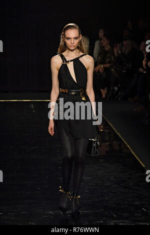 NEW YORK, NY - 02 Dezember: Modus Fran Summersl geht der Start- und Landebahn an der Versace Pre-Fall 2019 Sammlung an der amerikanischen Börse am 02. Dezember Stockfoto