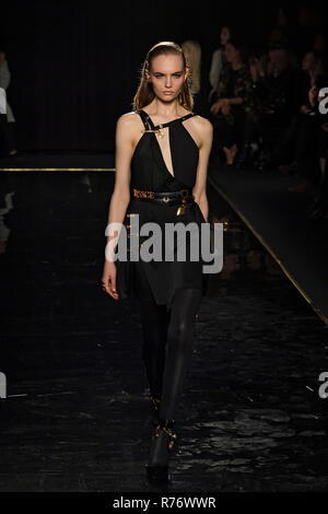 NEW YORK, NY - 02 Dezember: Modus Fran Summersl geht der Start- und Landebahn an der Versace Pre-Fall 2019 Sammlung an der amerikanischen Börse am 02. Dezember Stockfoto