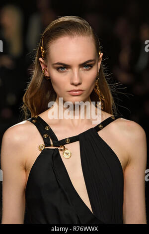 NEW YORK, NY - 02 Dezember: Modus Fran Summersl geht der Start- und Landebahn an der Versace Pre-Fall 2019 Sammlung an der amerikanischen Börse am 02. Dezember Stockfoto
