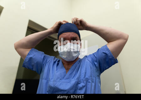 Chirurg tragen Mundschutz im Krankenhaus Stockfoto
