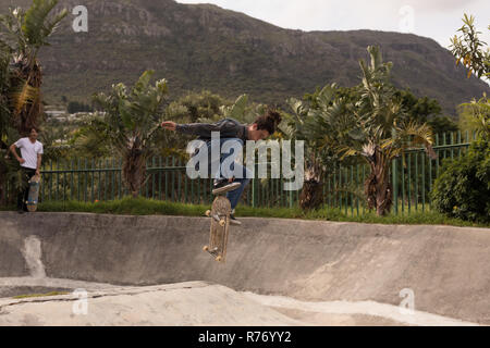 Mann mit dem Skateboarden skateboard Park Stockfoto