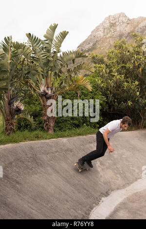 Mann mit dem Skateboarden skateboard Park Stockfoto